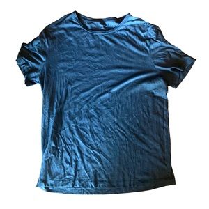 Mens Lululemon T-Shirt very comfortable and great condition. Size large.